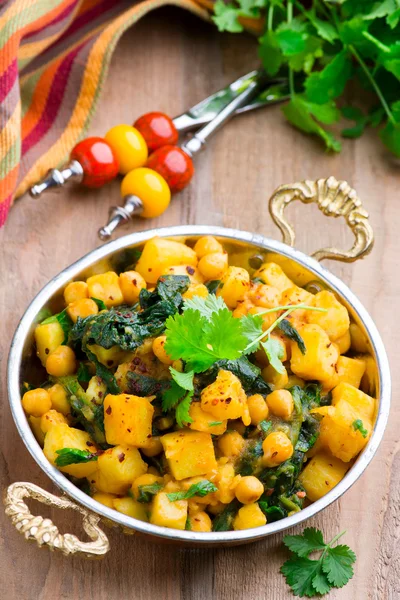 Ragoût de légumes épicé au curry et aux épinards Images De Stock Libres De Droits
