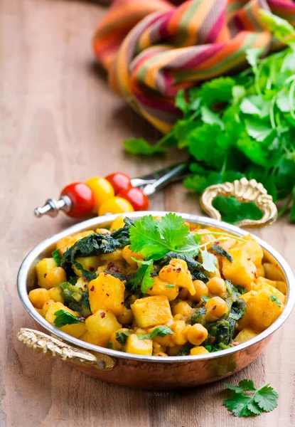 Estofado de verduras picantes con curry y espinacas Fotos De Stock