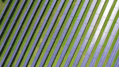 Yeşil elektrik üretmek için kullanılan birçok güneş fotovoltaik panelinin üst görüntüsü. Alternatif enerji, ekoloji güç koruma kavramı. 