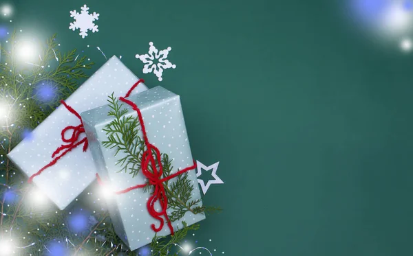 Καλλιτεχνική Χριστουγεννιάτικη Σύνθεση Πράσινο Φόντο Κουτιά Δώρων Φώτα Του Νέου — Φωτογραφία Αρχείου