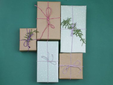 Yeşil arka planda güzel hediye kutuları.