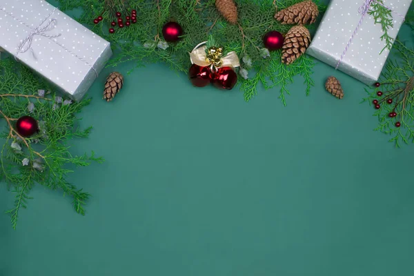 Cadeaudoosjes Dennenappels Dennenappels Nieuwjaarsdecoratie Een Groene Achtergrond Met Kopieerruimte — Stockfoto