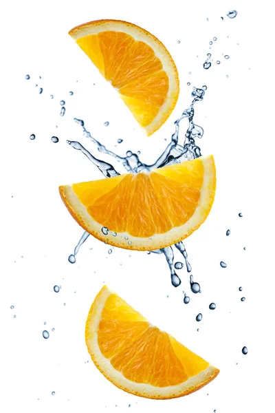 白い背景に隔離された水しぶきで飛ぶ3つのオレンジのスライス — ストック写真