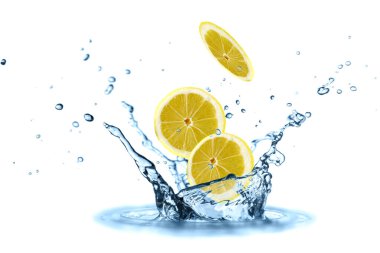 Limon dilimleri beyaz arka planda izole edilmiş suya dökülüyor.