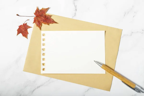 Herfst Brief Blanco Papier Met Envelop Bamboe Pen Witte Eettafel — Stockfoto