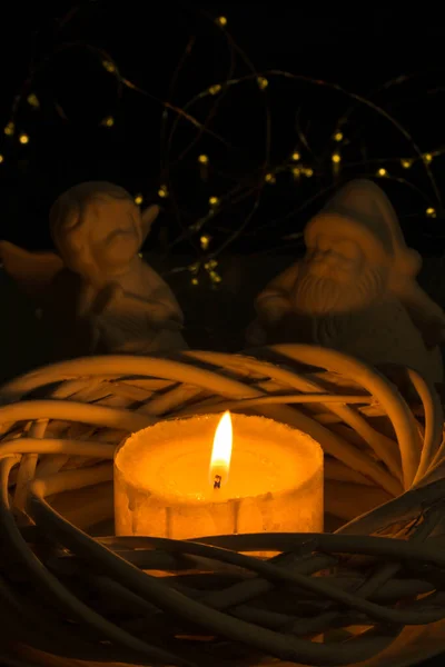 メリークリスマスの装飾 コピースペースと暗い背景にガーランドとキャンドルや装飾的な形状を燃焼 — ストック写真