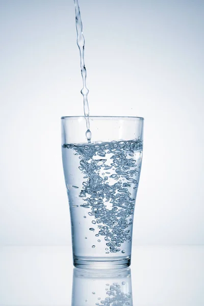 Acqua Minerale Fresca Versando Vetro Sfondo Blu Con Spazio Copia — Foto Stock