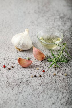 Patates pişirmek için sarımsak, biberiye ve zeytinyağı malzemesi.