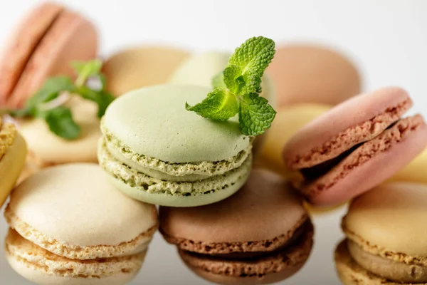 Macaroons Franceses Com Folhas Casa Moeda Fundo Leve Cookies Empilhados — Fotografia de Stock