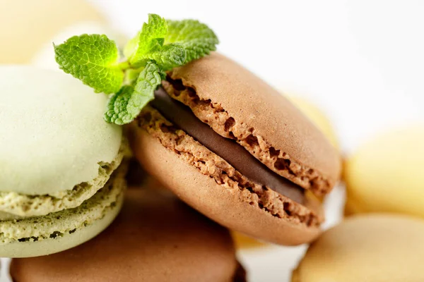 Macaroon Chocolate Closeup Com Folhas Hortelã Biscoitos Franceses Variados Empilhados — Fotografia de Stock