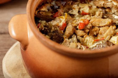 Pişmiş et, sebzeli yabani mantar ve seramik bir tencerede ekşi krema. Geleneksel İskandinav yemeği