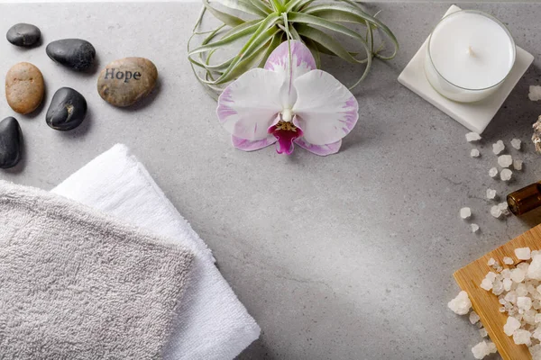 Masaj ve banyo için ölü deniz tuzu, havlu ve rahatlamak için aroma mumu içeren kaplıca ve sağlık kartı. Üst görünüm, kopyalama alanı ile