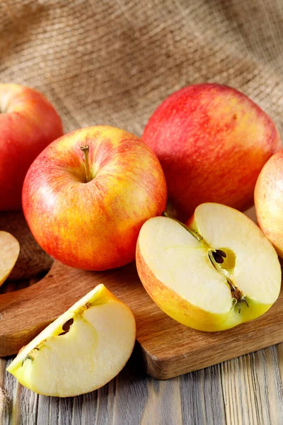 Frisch Geerntete Rote Äpfel Auf Holzbrettern Über Jutesäcken Hintergrund Mit — Stockfoto
