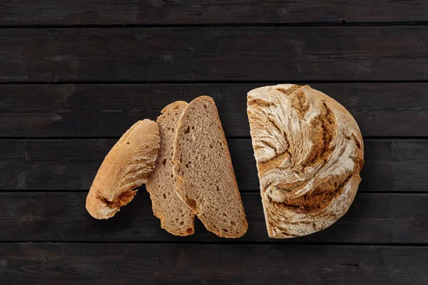 Fırınlanmış Taze Çavdar Ekmeğinin Somunu Koyu Kahverengi Ahşap Arka Planda — Stok fotoğraf