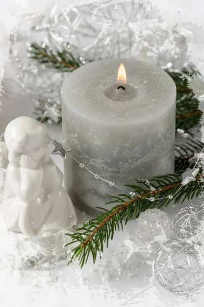 白いリネンのテキスタイルの背景に燃えるグレーのキャンドル モミの枝と天使像とクリスマスヴィンテージの装飾 — ストック写真