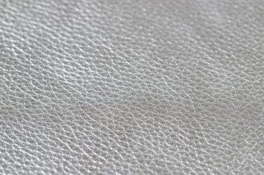 Gümüş metalik doğal lüks deri dokusu. Kopyalama alanı ve seçici odak ile soyut arkaplan deseni
