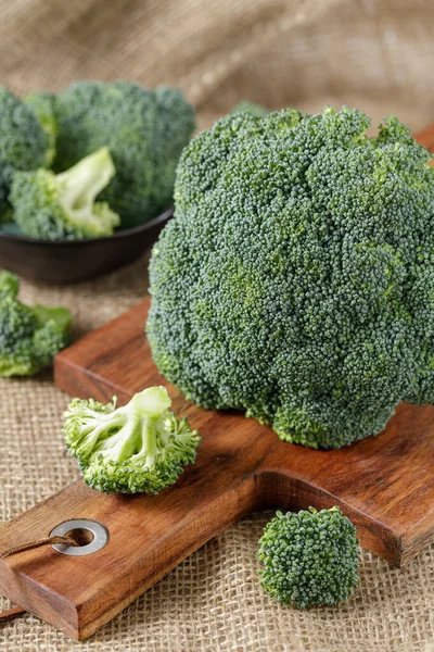 Cavolo Broccolo Biologico Fresco Tavola Legno Rustico Sopra Sacco Iuta — Foto Stock