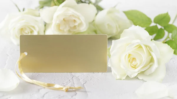 Witte Crème Kleur Rozen Bloem Met Blanco Gouden Kaart Witte — Stockfoto