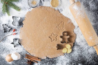 Masada un, kurabiye keskisi ve malzemelerle geleneksel zencefilli ekmek yapmak için taze ekmek hamuru. Mutfak için Noel süsü. Kopya alanı olan tatil kartı