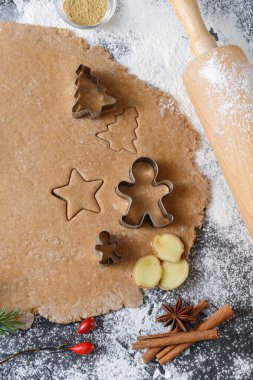 Hazırlık için taze ev yapımı hamurlar zencefilli kurabiyeler ve dağınık un üzerinde pişirme keskisi..