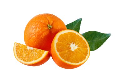 Taze sulu portakal suyu ve beyaz arka planda yapraklı dilimler.