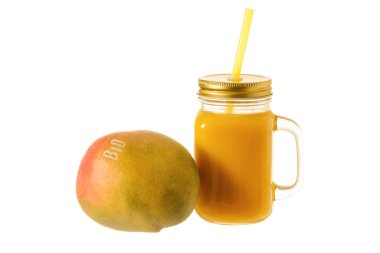 Taze sıkılmış biyo mango smoothie ya da cam kavanozdaki meyve suyu beyaz arka planda izole edilmiş fotokopi alanı ile
