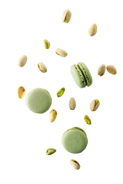 Vliegende Groene Zoete Pistache Macarons Noten Geïsoleerd Witte Achtergrond — Stockfoto