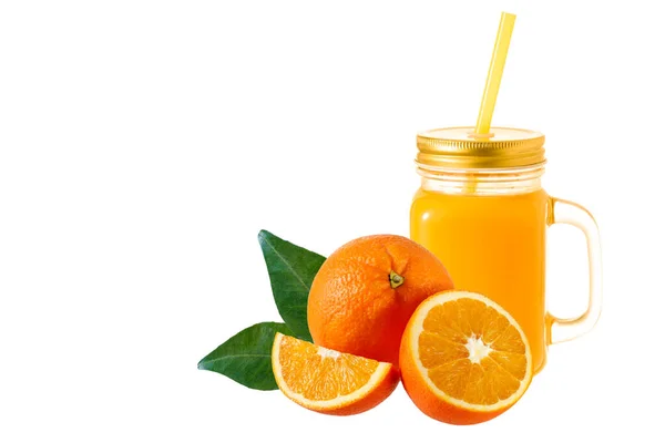 新鮮な圧搾オレンジジュースやスムージーガラス瓶とコピースペースで白い背景に隔離された葉とスライスされた果物 — ストック写真
