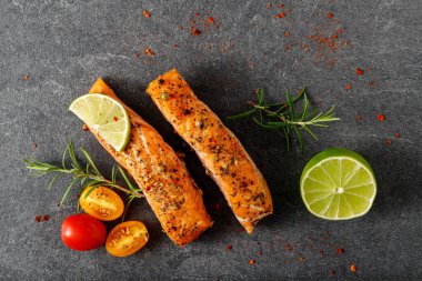 Domatesli ızgara somon balığı bifteği, biberiye, kireç ve baharat. Kopyalama alanı olan üst görünüm kartı