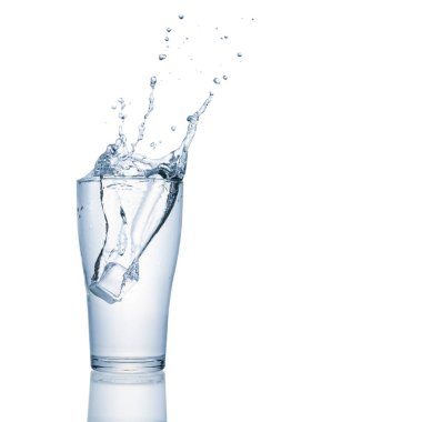 Cam suya düşen buz küpü beyaz arkaplanda izole edilmiş, kopyalama alanı olan.