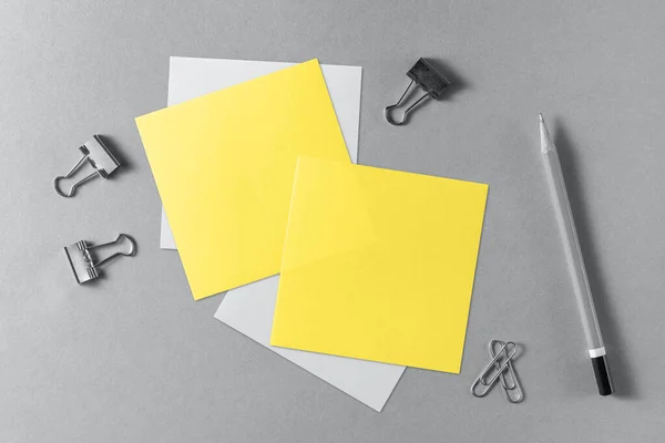 黄色空白纸和灰色背景的木制铅笔 2021年明亮和终极灰色时尚色彩 — 图库照片