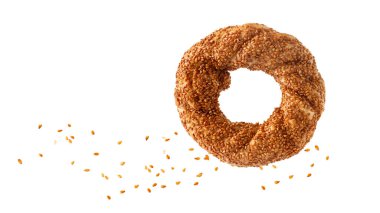 Beyaz arka planda susamlı geleneksel bir Türk simit simidi