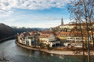 Bern 'ün tarihi merkezinin kış günü panoramik manzarası. Aare Nehri, Switzeland