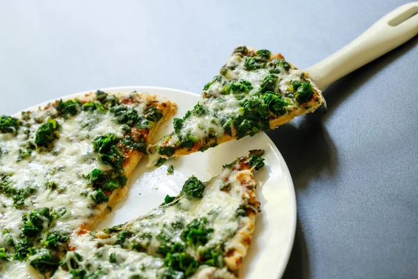 Pizza Vegetariana Assada Fresca Fatiada Com Espinafre Mussarela Com Cortador — Fotografia de Stock
