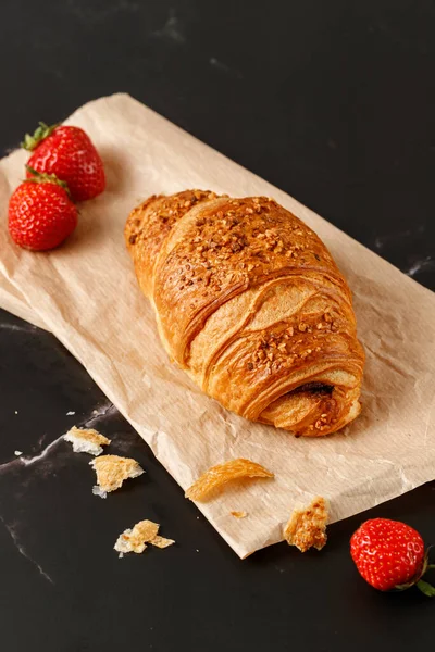 Mantequilla Recién Horneada Nueces Trituradas Desayuno Croissant Migas Sobre Papel — Foto de Stock