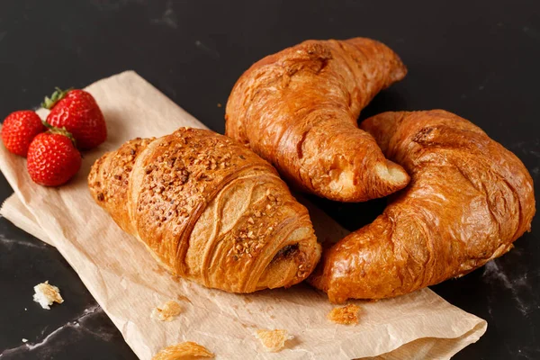 Recién Horneado Para Desayuno Turrón Nueces Trituradas Croissants Mantequilla Con — Foto de Stock