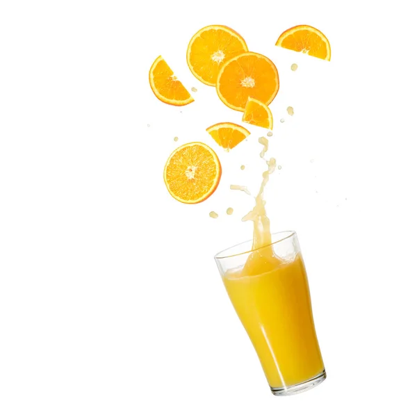Orangenscheiben Und Saftglas Mit Spritzer Fliegen Vereinzelt Auf Weißem Hintergrund — Stockfoto