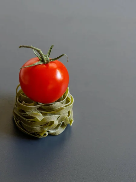 Red Cherry Tomato Raw Italian Pasta Spinach Tagliatelle Grey Background — Stock Photo, Image