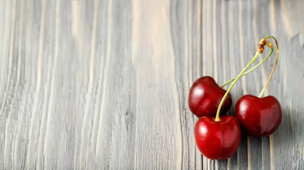 Cerezas Frescas Jardín Maduras Cereza Primer Plano Una Mesa Madera — Foto de Stock