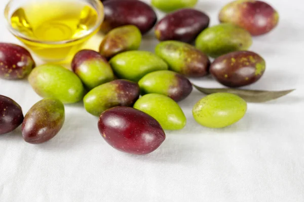 Olives Fraîches Crues Vertes Noires Pressées Froid Sur Une Nappe — Photo