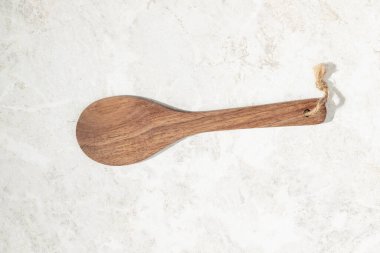 Mutfak arka planı boş tahta kaşıkla retro taş masada. Kopyalama alanı olan hafif arkaplan