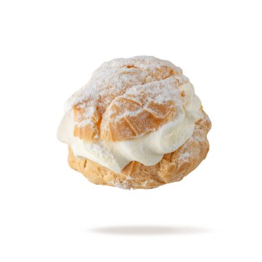 Kremalı pasta, choux kaplamalı şeker tozu yakın plan uçuşu beyaz arka planda izole edilmiş. Kahve molası ya da parti için tatlı tatlı.