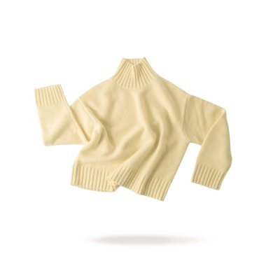 Beyaz arka planda uçuşan yumuşak sarı doğal kaşmir yün süveter. Sonbahar ve kış saf yün giysileri moda renkli tereyağı sarısı. Örgü giyim modası..