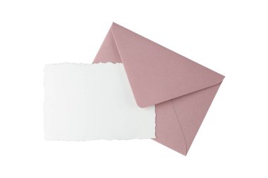 Beyaz arka planda boş kağıt kapaklı Retro pembe zarf. Kopya alanı olan kartpostalları düzenle.