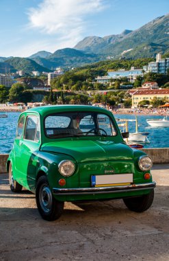 Küçük yeşil araba iskele üzerinde