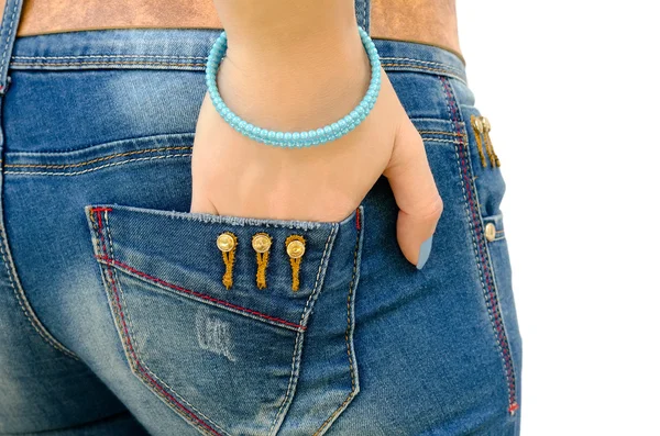 Mano con una pulsera en un bolsillo — Foto de Stock