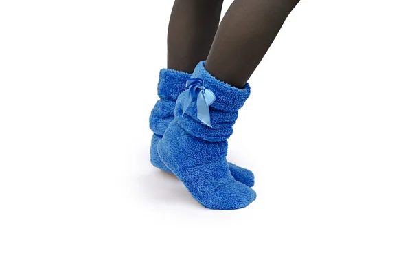 Vrouwelijke benen in warme pantoffels — Stockfoto
