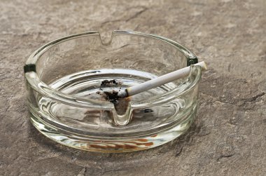 Sigaralı kül tablası.