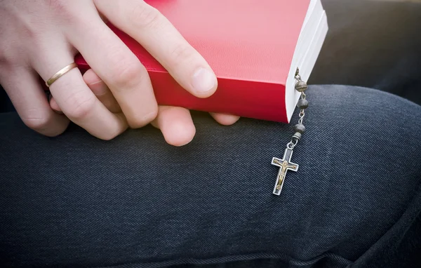 Bible and rosary is in the hand of man — Stock Photo, Image