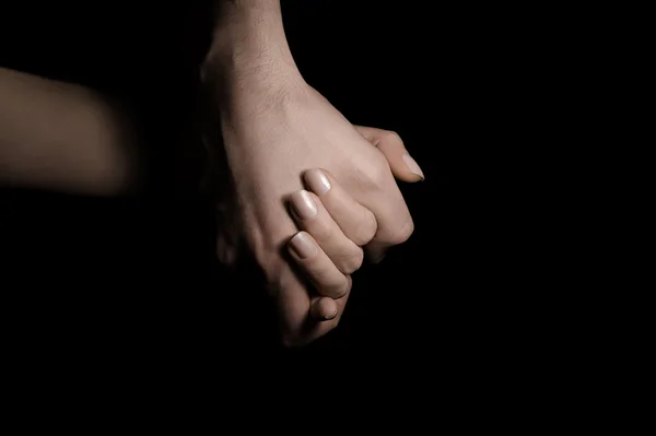 Trzymając się za ręce w ciemności — Zdjęcie stockowe